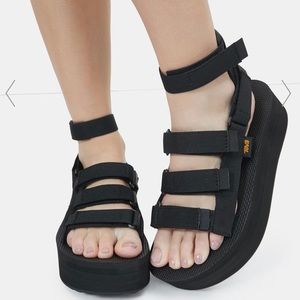 Tevas Flatform Size 6